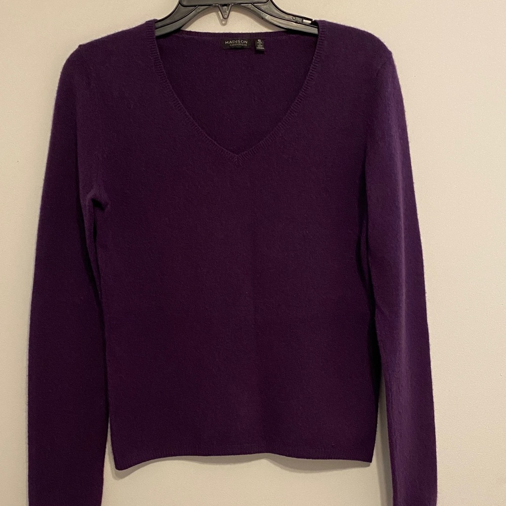 Cashmere Women's Eggplant V-Neck Sweater, soft in nice condition